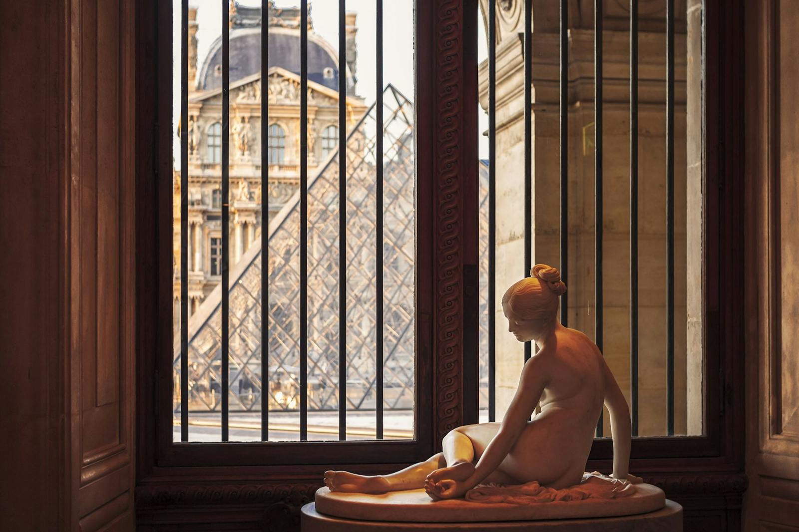 Statue einer Frau, die den Ausblick vom Musée du Louvre betrachtet