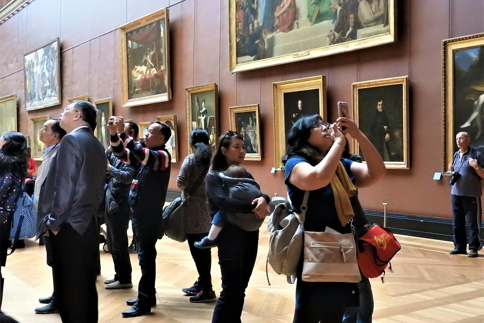 Vieraiden kuvailema tauluja Louvren museossa
