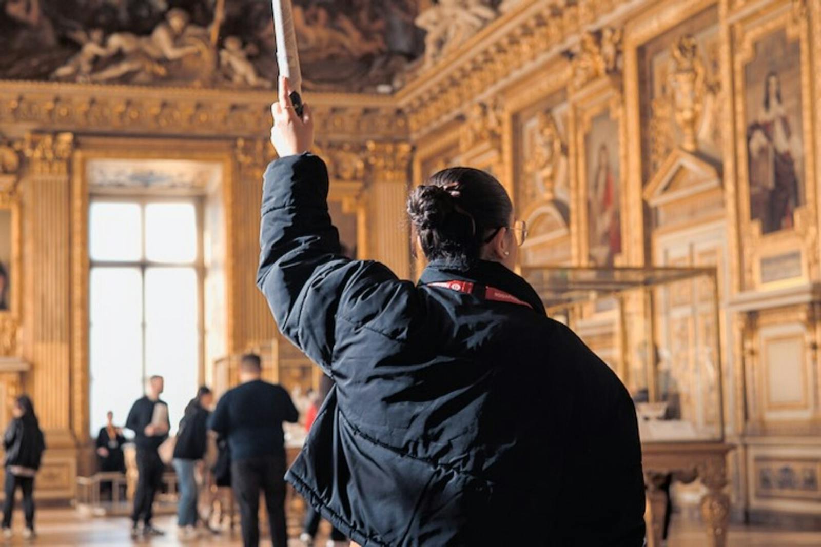 Guide touristique au Musée du Louvre
