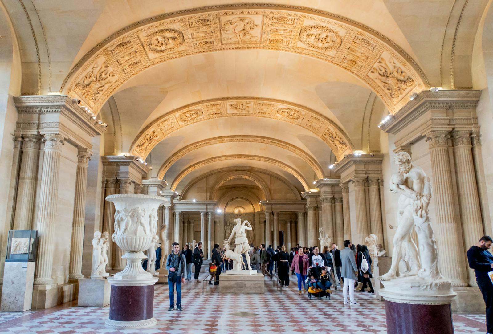 Visiteurs dans les galeries du Musée du Louvre
