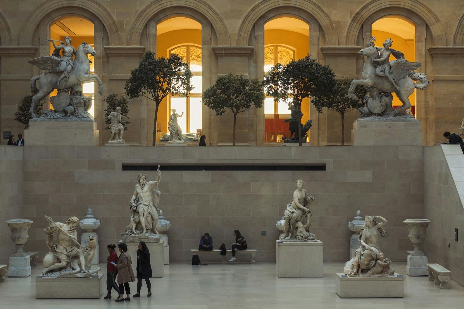 Statue antiche nella corte del Musée du Louvre