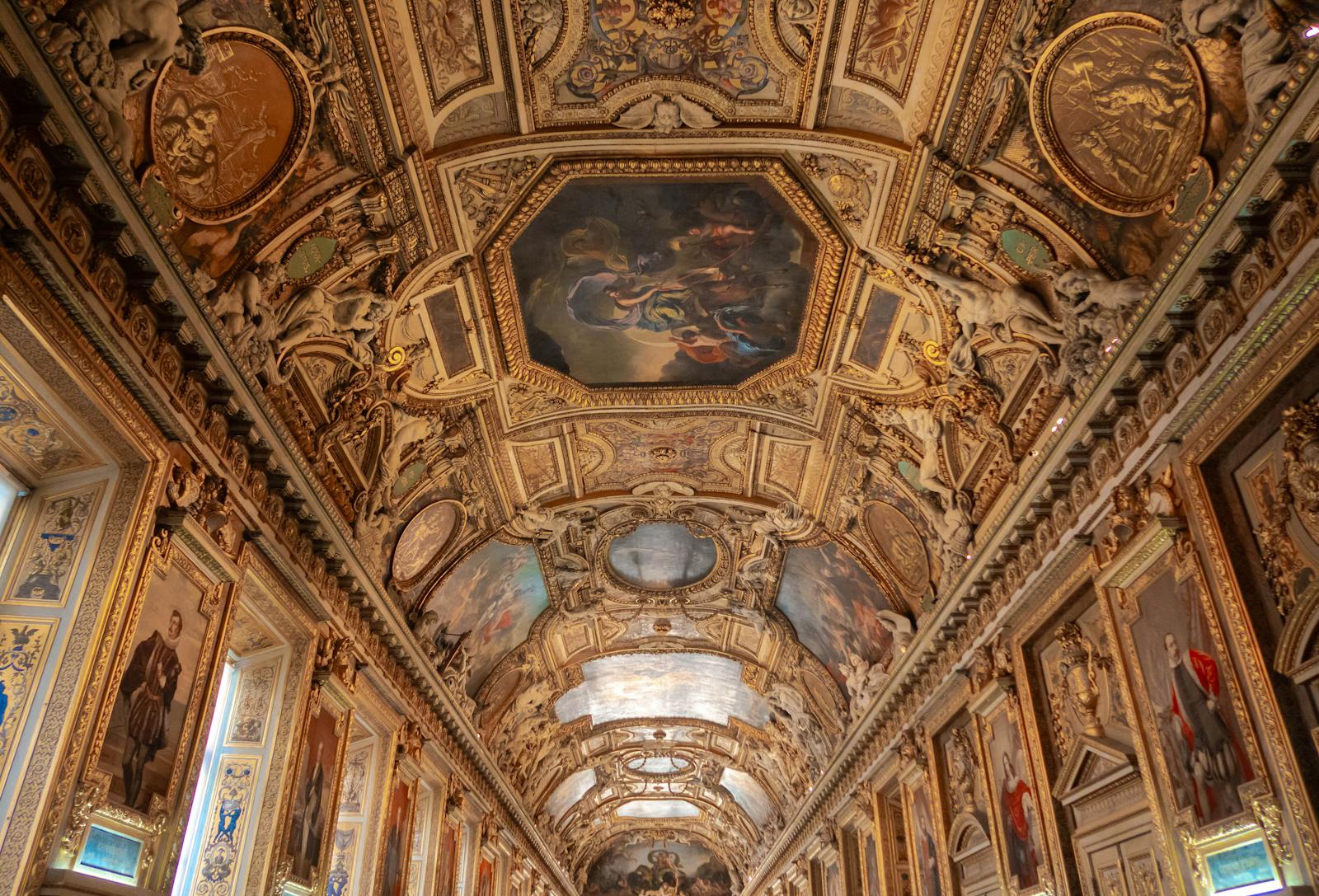 Vista aérea da cúpula ornamentada do Museu do Louvre